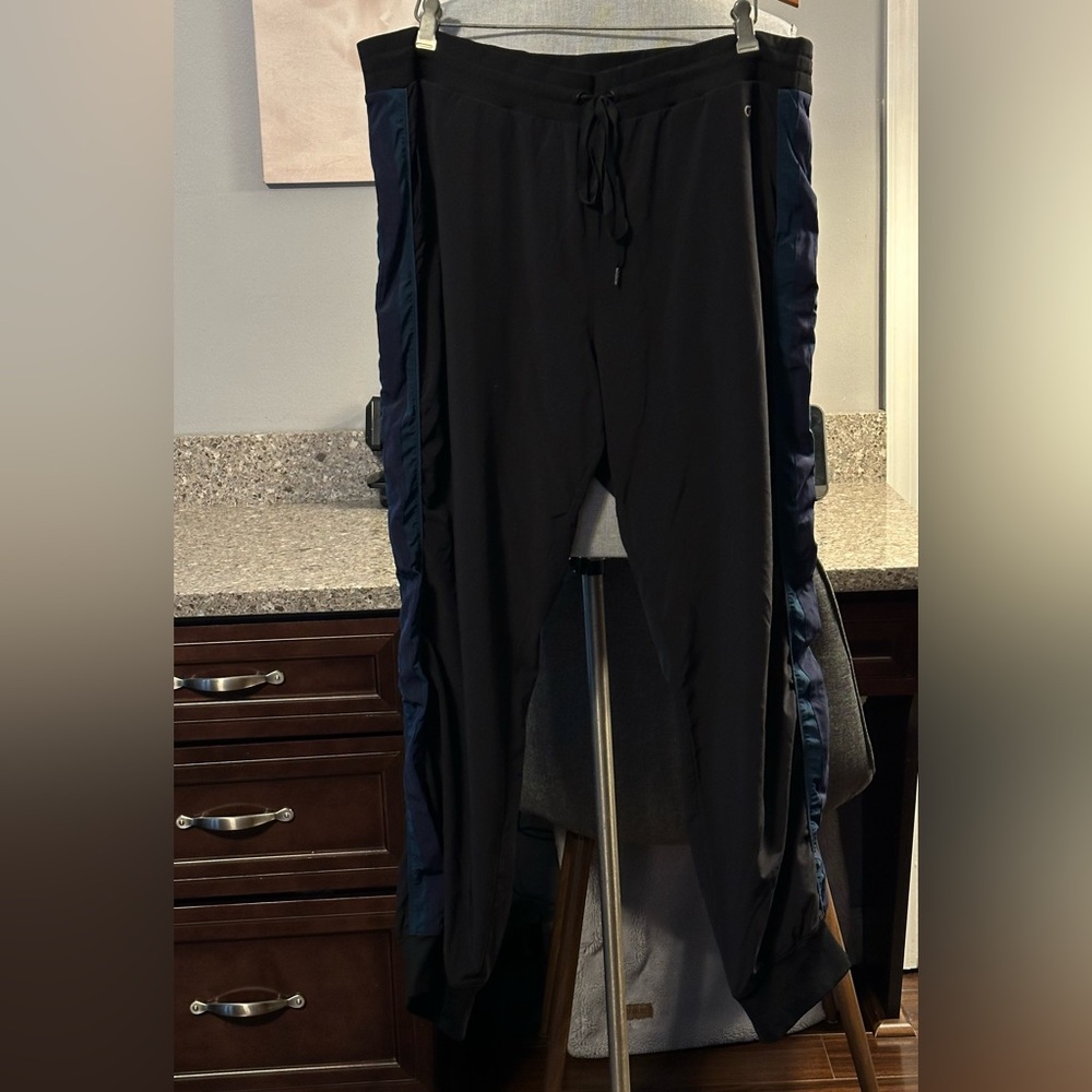 Woman’s Gap athletic runaround pants with pockets size XL